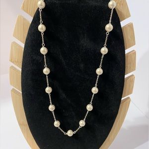 Retro Liz&Co. pearl necklace with silver tone.